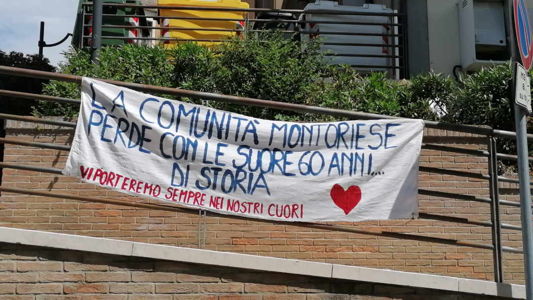 No Alla Chiusura Dopo Anni Di Attivit Sit In Davanti Allistituto